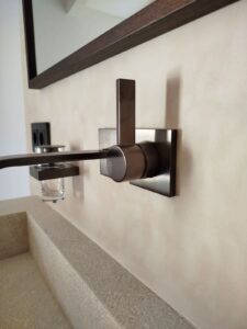 Detalle de grifo de baño con revestimiento continuo mortex