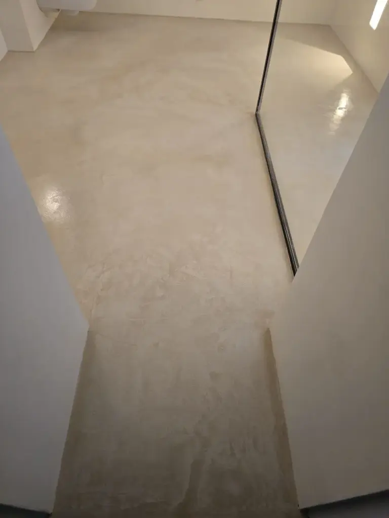 Suelo con Aplicación de revestimiento continuo acabado en Mortex